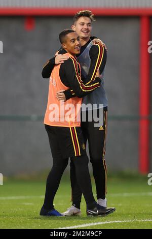 I belgi Youri Tielemans e il belga Leander Dendoncker hanno illustrato durante una sessione di formazione della nazionale belga The Red Devils, a Tubize, martedì 13 novembre 2018. Il Belgio si prepara a due partite della Nation League, contro l'Islanda e la Svizzera. FOTO DI BELGA BRUNO FAHY Foto Stock