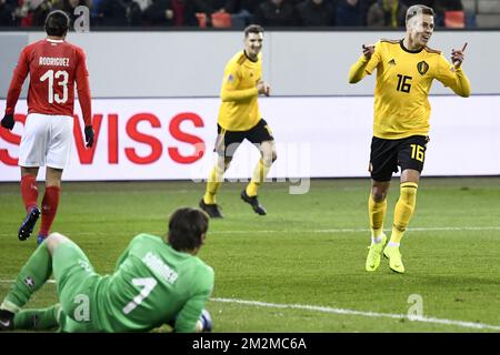 Il Belgio Thorgan Hazard festeggia dopo il 0-2° gol e il portiere svizzero Yann Sommer è sceso in una partita di calcio tra la Svizzera e la nazionale belga The Red Devils a Lucerna, Svizzera, domenica 18 novembre 2018, l'ultima partita del gruppo 2 della UEFA Nations League A. FOTO DI BELGA DIRK WAEM Foto Stock