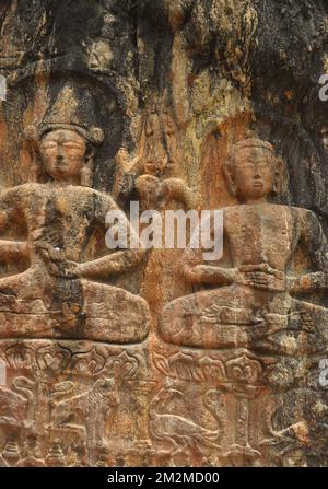 Due statue di roccia di Buddha a Gyalwa Ringna che si trova a Padum, Zanskar, Kargil, Ladakh, India Foto Stock