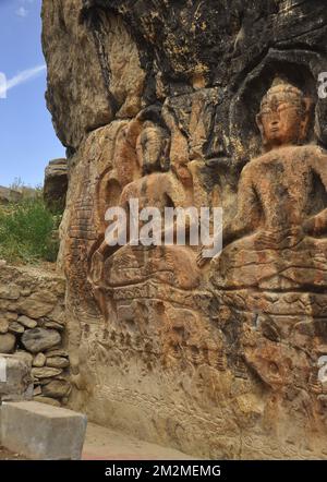 Due statue di roccia di Buddha a Gyalwa Ringna che si trova a Padum, Zanskar, Kargil, Ladakh, India Foto Stock