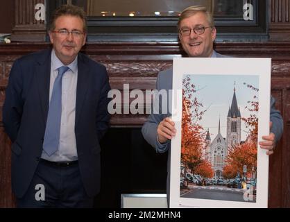 Il sindaco di Etterbeek Vincent De Wolf (R) e il ministro-presidente della regione di Bruxelles Rudi Vervoort hanno partecipato alla cerimonia di giuramento per il futuro sindaco delle città della regione di Bruxelles, lunedì 26 novembre 2018. BELGA FOTO BENOIT DOPPAGNE Foto Stock