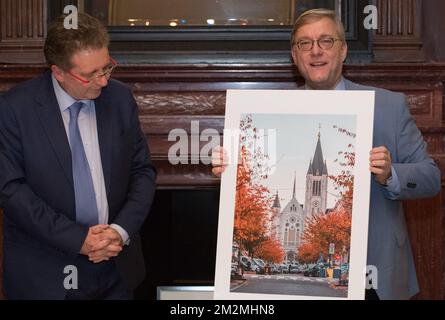 Il sindaco di Etterbeek Vincent De Wolf (R) e il ministro-presidente della regione di Bruxelles Rudi Vervoort hanno partecipato alla cerimonia di giuramento per il futuro sindaco delle città della regione di Bruxelles, lunedì 26 novembre 2018. BELGA FOTO BENOIT DOPPAGNE Foto Stock