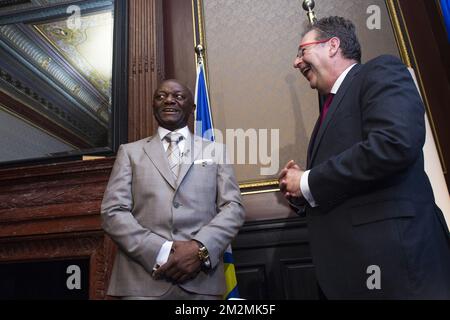 Futuro sindaco di Ganshoren, CDH Pierre Kompany e Ministro-Presidente della regione di Bruxelles Rudi Vervoort, nella foto di una cerimonia di giuramento per i futuri sindaci di diverse città della regione di Bruxelles, giovedì 29 novembre 2018. BELGA FOTO HATIM KAGHAT Foto Stock