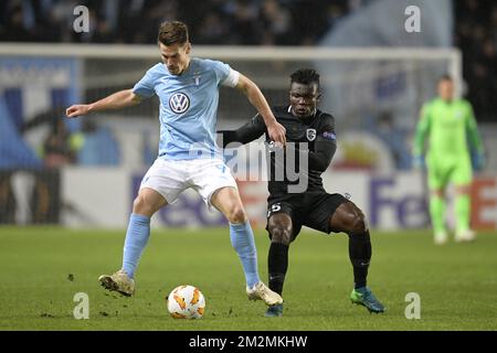 Malmo FF's forward Markus Rosenberg and Genk's Joseph Aidoo fight for the ball during the match between Belgian soccer team KRC Genk and Swedish club Malmo in Malmo, Sweden, Thursday 29 November 2018, on the fifth day of the UEFA Europa League group stage, in group I. BELGA PHOTO YORICK JANSENS Stock Photo