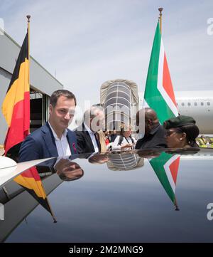 Il vice primo ministro e ministro dello sviluppo della cooperazione, dell'Agenda digitale, dei servizi postali e delle telecomunicazioni Alexander De Croo (L) e l'ambasciatore belga in Sudafrica Didier Vanderhasselt (2ndL) sono accolti con il loro benvenuto all'aeroporto di Johannesburg il quarto giorno di una visita in Benin e in Sudafrica; Dal Vicepresidente e Ministro per la cooperazione allo sviluppo De Croo, a Johannesburg, Sudafrica, sabato 01 dicembre 2018. BELGA FOTO BENOIT DOPPAGNE Foto Stock
