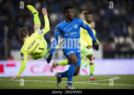 Indy Boonen di Oostende e Joseph Aidoo di Genk combattono per la palla durante la partita di calcio tra KRC Genk e KV Oostende, domenica 16 dicembre 2018 a Genk, il 19th° giorno della stagione calcistica belga 2018-2019 della 'Jupiler Pro League'. FOTO DI BELGA JASPER JACOBS Foto Stock