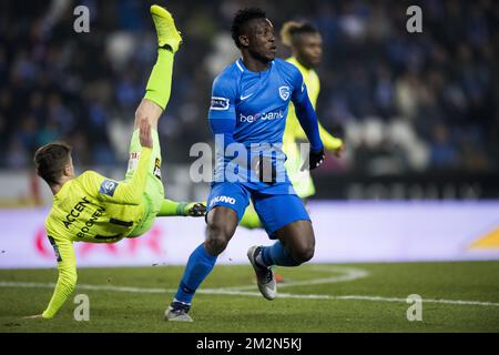 Indy Boonen di Oostende e Joseph Aidoo di Genk combattono per la palla durante la partita di calcio tra KRC Genk e KV Oostende, domenica 16 dicembre 2018 a Genk, il 19th° giorno della stagione calcistica belga 2018-2019 della 'Jupiler Pro League'. FOTO DI BELGA JASPER JACOBS Foto Stock