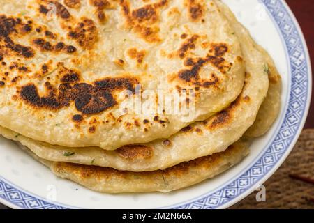 Pancake cinesi tradizionali serviti su un piatto Foto Stock