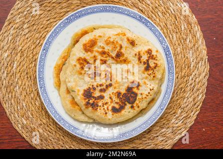 Pancake cinesi tradizionali serviti su un piatto Foto Stock