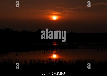 Il tramonto è il momento migliore della giornata, in serata il sole tramonta, creando diverse ombre e colori con nuvole nel cielo. Bellissimo tramonto Dio Foto Stock