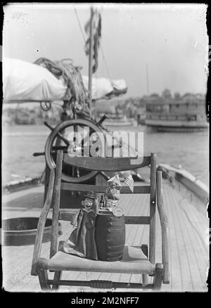 Eastern Yacht Club member's badge displayed on a boat, Marblehead, MA , Yacht clubs, Badges, Eastern Yacht Club Marblehead, Mass.. Herman Parker Collection Foto Stock