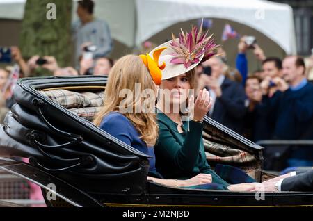 Principessa Eugenie di York in carrozza durante Trooping the Colour 2016 in The Mall, Londra, Regno Unito, con la principessa Beatrice Foto Stock