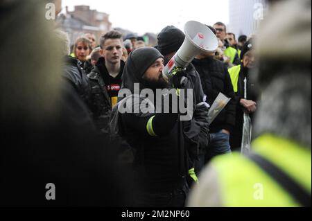 L'immagine mostra una commemorazione alla stazione ferroviaria di Liegi-Guillemins, sabato 12 gennaio 2019, in onore del membro del movimento dei giubbotti gialli (Gilets jaunes - gele hesjes) morto ieri a Vise. La sera del 11 gennaio un uomo è morto in circostanze poco chiare a seguito di un'azione di protesta sulla strada statale E25 a Vise Belgio, vicino a Liegi e al confine con i Paesi Bassi. FOTO DI BELGA SOPHIE KIP Foto Stock