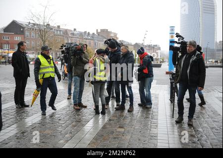 L'immagine mostra la stampa in occasione di una commemorazione alla stazione ferroviaria di Liegi-Guillemins, sabato 12 gennaio 2019, in onore del membro del movimento dei giubbotti gialli (Gilets jaunes - gele hesjes) morto ieri a Vise. La sera del 11 gennaio un uomo è morto in circostanze poco chiare a seguito di un'azione di protesta sulla strada statale E25 a Vise Belgio, vicino a Liegi e al confine con i Paesi Bassi. FOTO DI BELGA SOPHIE KIP Foto Stock