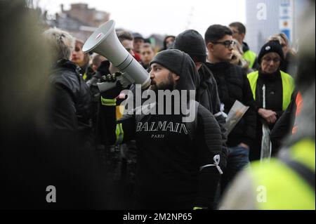 L'immagine mostra una commemorazione alla stazione ferroviaria di Liegi-Guillemins, sabato 12 gennaio 2019, in onore del membro del movimento dei giubbotti gialli (Gilets jaunes - gele hesjes) morto ieri a Vise. La sera del 11 gennaio un uomo è morto in circostanze poco chiare a seguito di un'azione di protesta sulla strada statale E25 a Vise Belgio, vicino a Liegi e al confine con i Paesi Bassi. FOTO DI BELGA SOPHIE KIP Foto Stock