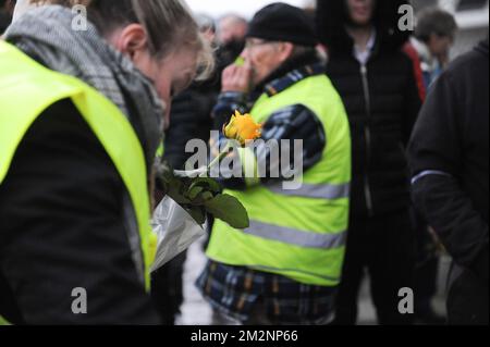 L'immagine mostra una commemorazione alla stazione ferroviaria di Liegi-Guillemins, sabato 12 gennaio 2019, in onore del membro del movimento dei giubbotti gialli (Gilets jaunes - gele hesjes) morto ieri a Vise. La sera del 11 gennaio un uomo è morto in circostanze poco chiare a seguito di un'azione di protesta sulla strada statale E25 a Vise Belgio, vicino a Liegi e al confine con i Paesi Bassi. FOTO DI BELGA SOPHIE KIP Foto Stock