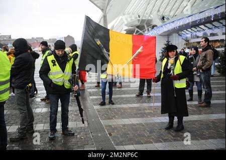 L'immagine mostra una commemorazione alla stazione ferroviaria di Liegi-Guillemins, sabato 12 gennaio 2019, in onore del membro del movimento dei giubbotti gialli (Gilets jaunes - gele hesjes) morto ieri a Vise. La sera del 11 gennaio un uomo è morto in circostanze poco chiare a seguito di un'azione di protesta sulla strada statale E25 a Vise Belgio, vicino a Liegi e al confine con i Paesi Bassi. FOTO DI BELGA SOPHIE KIP Foto Stock