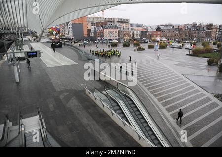 L'immagine mostra una commemorazione alla stazione ferroviaria di Liegi-Guillemins, sabato 12 gennaio 2019, in onore del membro del movimento dei giubbotti gialli (Gilets jaunes - gele hesjes) morto ieri a Vise. La sera del 11 gennaio un uomo è morto in circostanze poco chiare a seguito di un'azione di protesta sulla strada statale E25 a Vise Belgio, vicino a Liegi e al confine con i Paesi Bassi. FOTO DI BELGA SOPHIE KIP Foto Stock