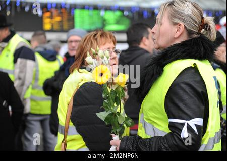 L'immagine mostra una commemorazione alla stazione ferroviaria di Liegi-Guillemins, sabato 12 gennaio 2019, in onore del membro del movimento dei giubbotti gialli (Gilets jaunes - gele hesjes) morto ieri a Vise. La sera del 11 gennaio un uomo è morto in circostanze poco chiare a seguito di un'azione di protesta sulla strada statale E25 a Vise Belgio, vicino a Liegi e al confine con i Paesi Bassi. FOTO DI BELGA SOPHIE KIP Foto Stock