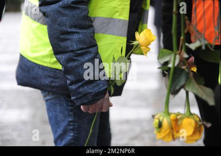 L'immagine mostra una commemorazione alla stazione ferroviaria di Liegi-Guillemins, sabato 12 gennaio 2019, in onore del membro del movimento dei giubbotti gialli (Gilets jaunes - gele hesjes) morto ieri a Vise. La sera del 11 gennaio un uomo è morto in circostanze poco chiare a seguito di un'azione di protesta sulla strada statale E25 a Vise Belgio, vicino a Liegi e al confine con i Paesi Bassi. FOTO DI BELGA SOPHIE KIP Foto Stock