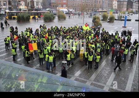 L'immagine mostra una commemorazione alla stazione ferroviaria di Liegi-Guillemins, sabato 12 gennaio 2019, in onore del membro del movimento dei giubbotti gialli (Gilets jaunes - gele hesjes) morto ieri a Vise. La sera del 11 gennaio un uomo è morto in circostanze poco chiare a seguito di un'azione di protesta sulla strada statale E25 a Vise Belgio, vicino a Liegi e al confine con i Paesi Bassi. FOTO DI BELGA SOPHIE KIP Foto Stock