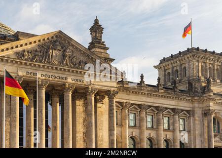 Vista frontale del Palazzo del Parlamento del Bundestag Reichstag a Berlino, Germania. Foto Stock