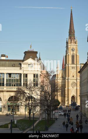 Vista sulla Cattedrale di Novi Sad da una finestra nel centro della città Foto Stock