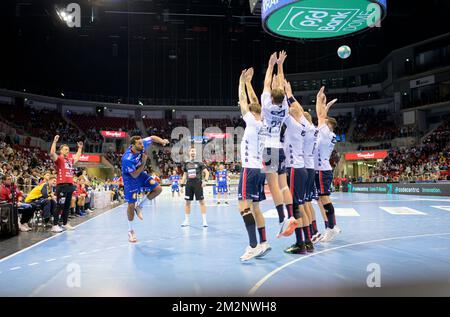 Free Throw Djibril M'BENGUE l. (BHC) sopra il muro di FL, azione, duelli, nel PSD Bank Dome, panoramica, free-throw wall, pallamano 1st Bundesliga, 16th matchday, Bergischer HC (BHC) - SG Flensburg-Handewitt (FL) 18:31, il 11th .2022 dicembre a Dusseldorf/Germania. Foto Stock