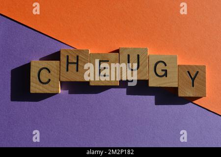 Cheugy, parola che significa l'opposto di trendy, in lettere di legno alfabeto isolato su sfondo viola e arancione Foto Stock