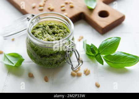 Salsa di pesto appena fatta. Pesto di basilico verde. Ingrediente per la salsa di pesto - Basilico fresco, Pine Nut, olio d'oliva e formaggio Foto Stock