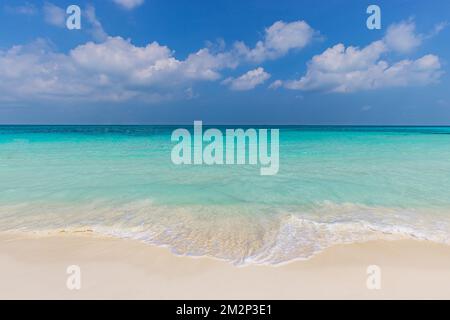 Mare sabbia cielo, natura paesaggio concetto. Costa tropicale dell'isola, costa come paesaggio di spiaggia. Onde perfette sul tranquillo orizzonte del mare. Esotica baia indiana dell'oceano Foto Stock