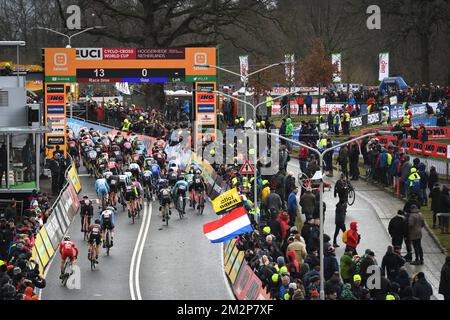 L'immagine mostra l'inizio della corsa maschile d'élite del ciclocross della Coppa del mondo a Hoogerheide, Paesi Bassi, 9th e l'ultima tappa del concorso della Coppa del mondo UCI, domenica 27 gennaio 2019. FOTO DI BELGA DAVID STOCKMAN Foto Stock