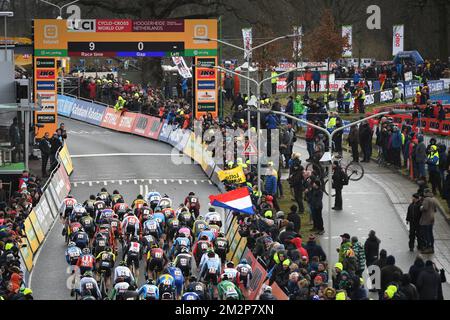 L'immagine mostra l'inizio della corsa maschile d'élite del ciclocross della Coppa del mondo a Hoogerheide, Paesi Bassi, 9th e l'ultima tappa del concorso della Coppa del mondo UCI, domenica 27 gennaio 2019. FOTO DI BELGA DAVID STOCKMAN Foto Stock