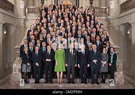 La regina Mathilde del Belgio (CL) e il re Filippo - Filip del Belgio (CR) posano per una foto di famiglia con una foto di gruppo dei diplomatici belgi, a marge delle Giornate diplomatiche di contatto 2017, al Palazzo reale di Bruxelles, mercoledì 30 gennaio 2019. FOTO DI BELGA ERIC LALMAND Foto Stock