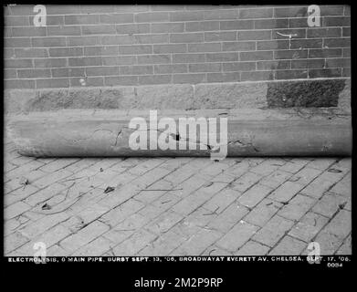 Electrolysis, Chelsea Water Works, Broadway at Everett Avenue, 6-inch main showing effects of electrolysis; burst September 13, 1906, Chelsea, Mass., Sep. 17, 1906 , waterworks, pipes conduits, construction sites, electrolysis Stock Photo