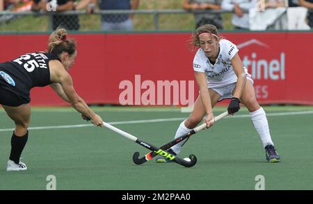 Kelsey Smith della Nuova Zelanda e Barbara Nelen del Belgio combattono per la palla durante una partita di hockey della Pro League tra la Nuova Zelanda e le Panthers rosse belghe ad Auckland, in Nuova Zelanda, venerdì 01 febbraio 2019. BELGA FOTO BEN CAMPBELL Foto Stock