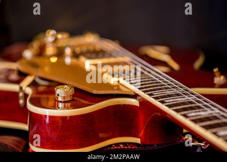 Amsterdam, Paesi Bassi. Dicembre 2022. Dettagli di una chitarra. Foto di alta qualità Foto Stock