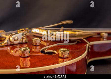 Amsterdam, Paesi Bassi. Dicembre 2022. Dettagli di una chitarra. Foto di alta qualità Foto Stock