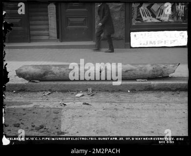 Electrolysis, Chelsea Water Works, Broadway near Everett Avenue, 10-inch cast-iron pipe injured by electrolysis; burst April 23, 1907 (compare with No. 6153), Chelsea, Mass., Apr. 23, 1907 , waterworks, pipes conduits, construction sites, electrolysis Stock Photo