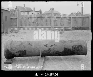 Elettrolisi, Chelsea Water Works, Broadway vicino Beacon Street, elettrolisi di 20 pollici tubo trovato perdite, Chelsea, Mass., Mar 20, 1901 , acquedotti, condotti di tubi, cantieri edili, elettrolisi Foto Stock