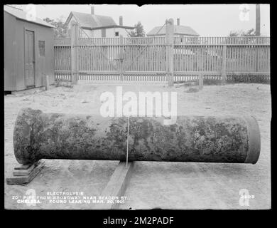 Elettrolisi, Chelsea Water Works, Broadway vicino Beacon Street, elettrolisi di 20 pollici tubo trovato perdite, Chelsea, Mass., Mar 20, 1901 , acquedotti, condotti di tubi, cantieri edili, elettrolisi Foto Stock