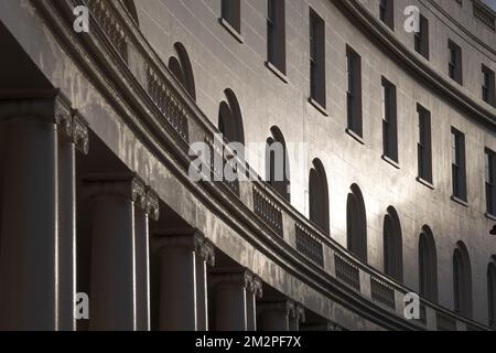 Il tramonto del sole invernale splende sulle curve di un edificio circolare, tranquillità, architettura, tramonto, Londra Foto Stock