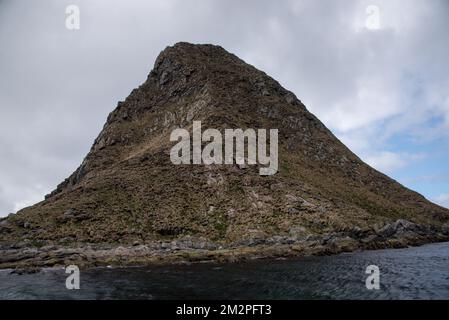 Bleiksøya è un'isola rocciosa al largo della costa occidentale dell'isola di Andøya, nell'arcipelago di Vesterålen, dove si riproducono migliaia di puffini. Foto Stock