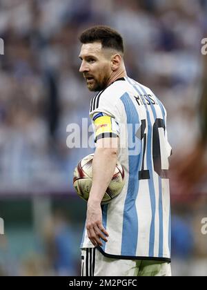 AL DAAYEN - Lionel messi dell'Argentina con al Hilm , la palla ufficiale della Coppa del mondo FIFA Qatar 2022 Finaliste durante la Coppa del mondo FIFA Qatar 2022 Semifinale tra Argentina e Croazia al Lusail Stadium il 13 dicembre 2022 ad al Daayen, Qatar . AP | Olandese altezza | MAURICE DI PIETRA Foto Stock