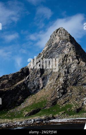 Bleiksøya è un'isola rocciosa al largo della costa occidentale dell'isola di Andøya, nell'arcipelago di Vesterålen, dove si riproducono migliaia di puffini. Foto Stock