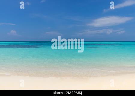 Mare sabbia cielo spiaggia closeup. Paesaggio panoramico. Ispirate l'orizzonte tropicale della costa marina. Horizon onde surf spiaggia calma relax tranquillo Foto Stock