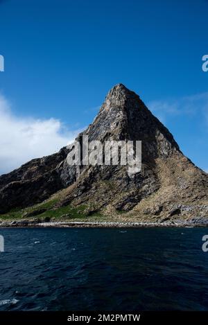 Bleiksøya è un'isola rocciosa al largo della costa occidentale dell'isola di Andøya, nell'arcipelago di Vesterålen, dove si riproducono migliaia di puffini. Foto Stock