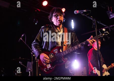 Oxford, Regno Unito. 12th, dicembre 2022. La rock band inglese The Chameleons si esibisce in un concerto dal vivo presso la O2 Academy Oxford di Oxford. Qui il cantante e bassista Mark Burgess è visto dal vivo sul palco. (Photo credit: Gonzales Photo – per-otto Oppi). Foto Stock