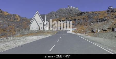 strada strategica di confine per lo sviluppo di infrastrutture lungo il confine sin-indiano (confine india-cina). linea di controllo reale al passo di nathu la, sikkim Foto Stock