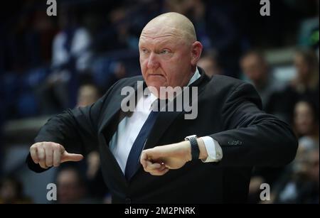 Daniel Goethals, allenatore capo di Mons, si è fatto un gesto durante la partita di basket tra Mons-Hainaut e Spirou-Charleroi, sabato 16 febbraio 2019 a Mons, il 17° giorno del concorso di basket della prima divisione belga della 'EuroMillions League'. BELGA PHOTO VIRGINIE LEFOUR Foto Stock